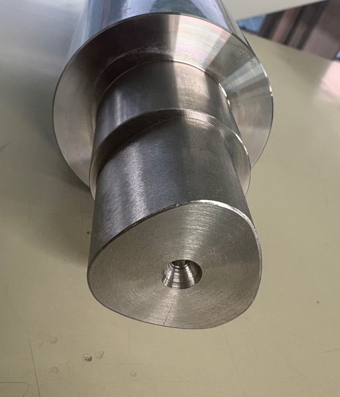 長尺シャフトの高精度加工を支えるポリゴン切削